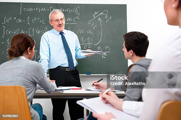 Foto de Professor E Alunos Do Ensino Médio e mais fotos de stock de Adolescente - Adolescente, Adolescência, Aluno do Ensino Médio