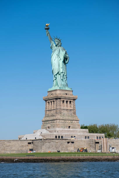 la statue de la liberté - statue of liberty liberty statue flaming torch photos et images de collection