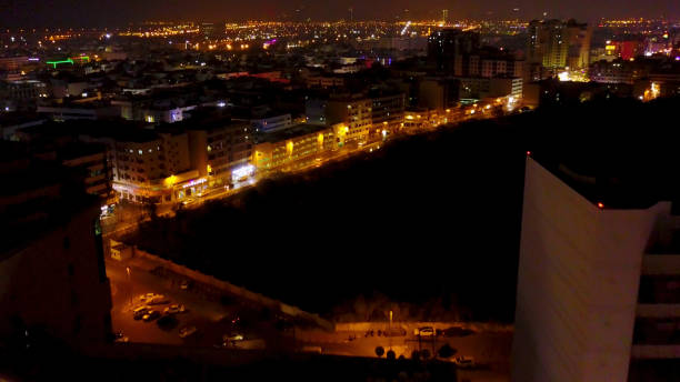 horizonte de dubai à noite com a bela cidade com luzes, próximo a rodovia mais movimentada. vista de dubai marina noite com arranha-céus e edifícios do hotel com estrada - dubai media city - fotografias e filmes do acervo