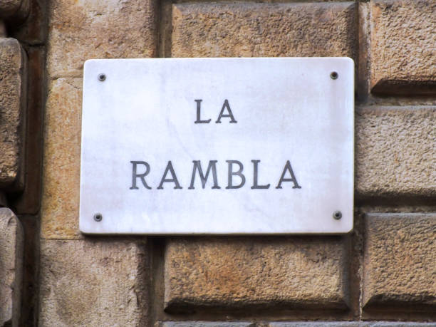 la rambla street sign, zdjęcie z bliska, landmark of barcelona, hiszpania, famous street w barcelonie - brick wall paving stone brick wall zdjęcia i obrazy z banku zdjęć