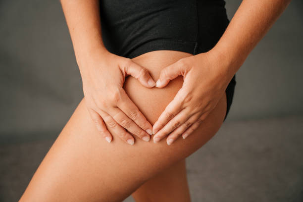 허벅지에 심장 모양을 만드는 여성을 클로즈업 - thigh 뉴스 사진 이미지