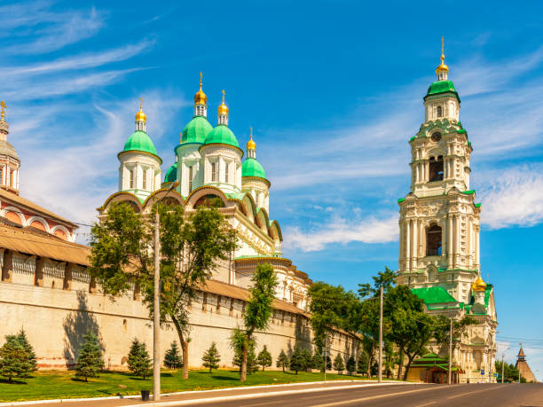 astrachan, blick auf den kreml und die mariä-himmelfahrt-kathedrale von der v. straße aus. trediakowski - cathedral russian orthodox clear sky tourism stock-fotos und bilder