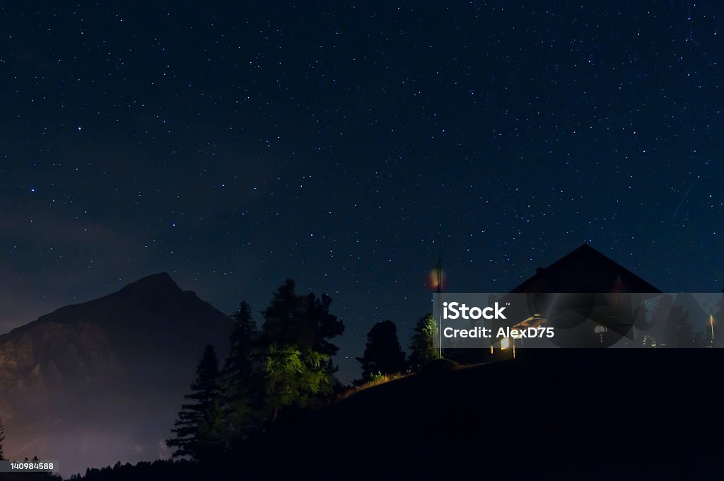 Mont Chaberton Alpes italiennes paysage de nuit - Photo de Chalet de montagne libre de droits