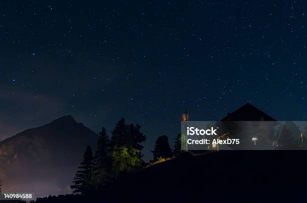 Photo libre de droit de Mont Chaberton Alpes Italiennes Paysage De Nuit banque d'images et plus d'images libres de droit de Chalet de montagne - Chalet de montagne, Nuit, Étoile