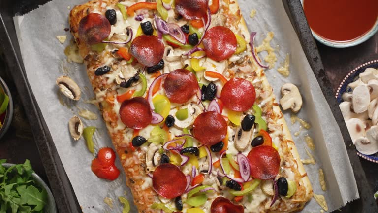 Pizza Cuadrada - Banco de vídeos libres de derechos - iStock Pizza Cuadrada - Banco de vídeos libres de derechos - iStock