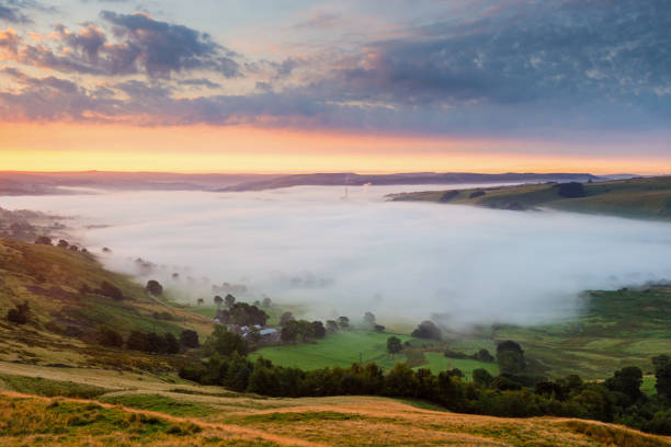 nascer do sol em mam tor, the great ridge, peak district national park, inglaterra, reino unido - mam tor - fotografias e filmes do acervo