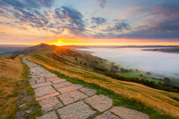 nascer do sol em mam tor, the great ridge, peak district national park, inglaterra, reino unido - mam tor - fotografias e filmes do acervo