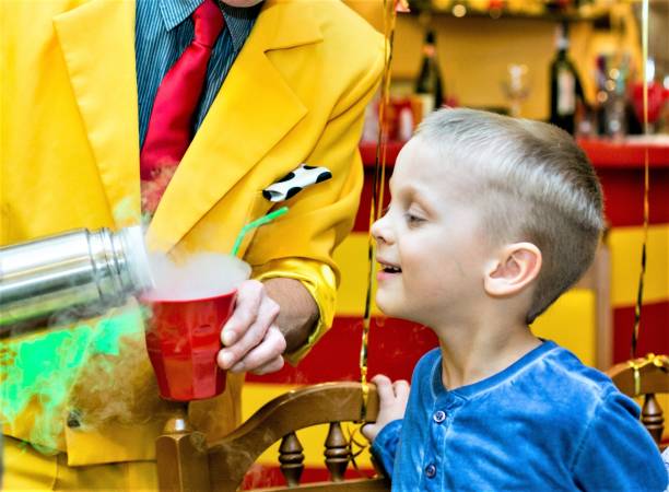 ritratto di un ragazzo che guarda la messa a fuoco - trucco magico foto e immagini stock