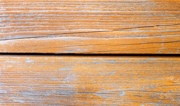 texture de vieilles planches de bois peintes brutes. peinture brun écaillée sur fond de bois naturel. espace de copie - paint rough peeling grunge photos et images de collection
