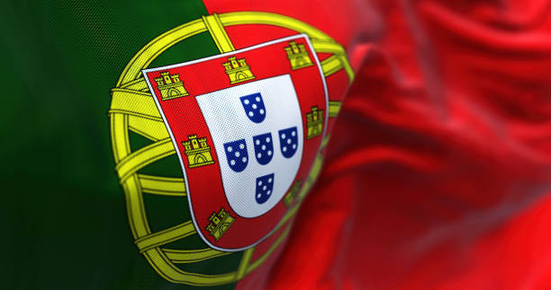 vue rapprochée du drapeau national du portugal agitant dans le vent - portuguese culture portugal flag coat of arms photos et images de collection