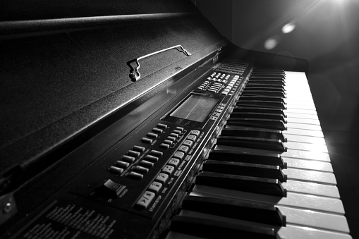 a photo of a piano that hasn't been used for a long time in the middle of the night.