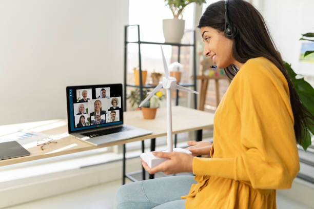 indian businesswoman wearing headset having virtual team meeting on video conference call using laptop work from home office talking to group of diverse people in teamwork online distance chat remote. empresaria india con auriculares que tiene una reunión de equipo virtual en una videoconferencia que utiliza el trabajo de la computadora portátil desde la oficina en casa hablando con un grupo de personas diversas en el trabajo en equipo de chat a dista