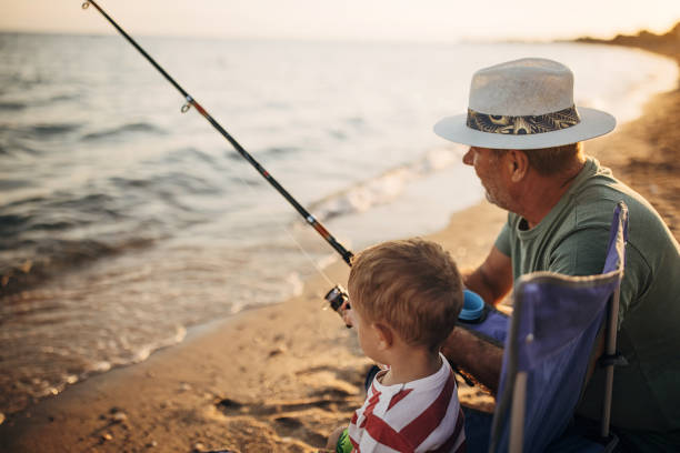 pesca, avô e neto - fishing lake grandfather grandson - fotografias e filmes do acervo