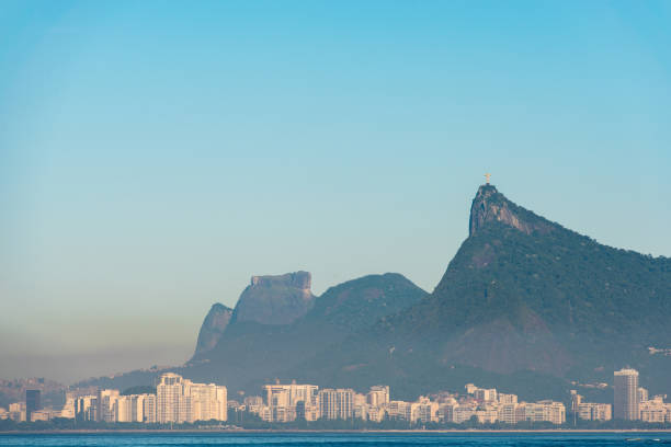 산과 함께 리우데자네이로의 호라이즌 - niteroi corcovado rio de janeiro tropical climate 뉴스 사진 이미지