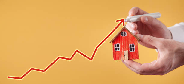 man showing house model with a growth arrow. - 13584 imagens e fotografias de stock