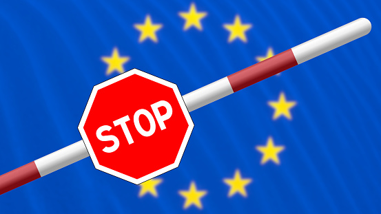 Flagge der Europäischen Union EU, Schranke und Stop Schild