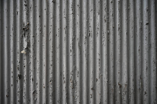 texture d’une vieille tôle ondulée - corrugated iron tin rusty metallic photos et images de collection