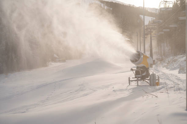 冬の山の雪の大砲。人工氷結晶を吹き付ける雪銃。雪を作る機械。 - mountain winter season machine snow making machine ストックフォトと画像