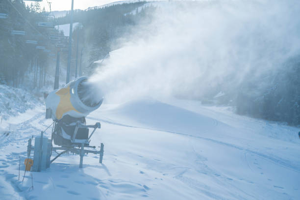 冬の山の雪の大砲。人工氷結晶を吹き付ける雪銃。雪を作る機械。 - mountain winter season machine snow making machine ストックフォトと画像