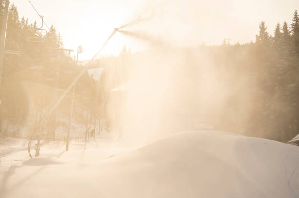 冬の山の雪の大砲。人工氷結晶を吹き付ける雪銃。雪を作る機械。 - mountain winter season machine snow making machine ストックフォトと画像