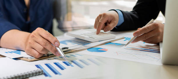 Financial manager meeting to discuss the success of growth projects. financial statistics professional investor Work the initial project for the strategic plan with paperwork, laptop, long images. reunión del gerente financiero para discutir el éxito de los proyectos de crecimiento. estadísticas financieras inversor profesional trabaje el proyecto inicial para el plan estratégico con papeleo, computadora portátil, imágenes largas.