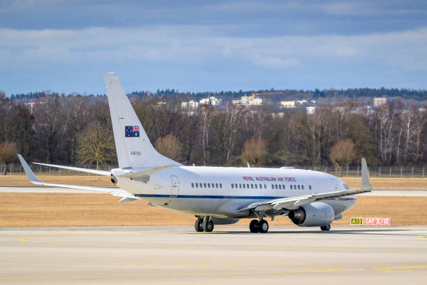 boeing 737-700 bbj da força aérea real australiana com o registro da aeronave a36-002 está taxiando para decolar na pista norte 26r do aeroporto de munique muc eddm - fighter plane taxiing transportation air travel - fotografias e filmes do acervo