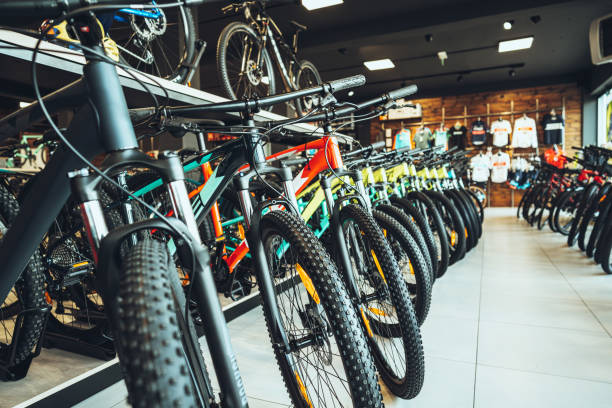 vue des roues avant et des pneus dans un magasin de vélos - parking vélo photos et images de collection