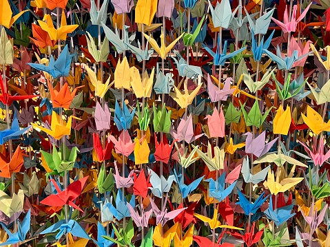 miles de grullas de papel o fondo de orizuru de papel japnaese, una cultura de bendición en Japón photo