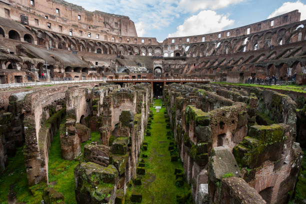 turisti che camminano tra le rovine del colosseo romano, roma, italia - ancient rome ancient past architecture foto e immagini stock