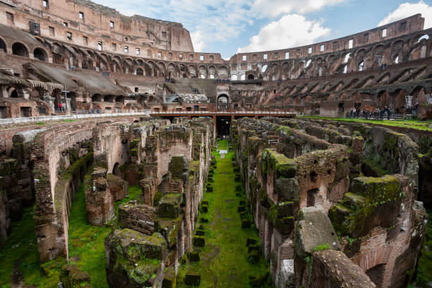 로마 콜로세움, 로마, 이탈리아의 폐허 사이를 걷는 관광객 - rome coliseum famous place architecture 뉴스 사진 이미지