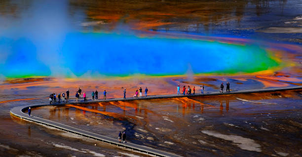 grand prismatic spring en el parque nacional de yellowstone steam rising - parque nacional de yellowstone fotografías e imágenes de stock