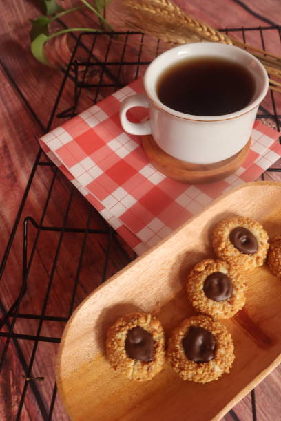 шоколадное печенье - medium shot стоковые фото и изображения