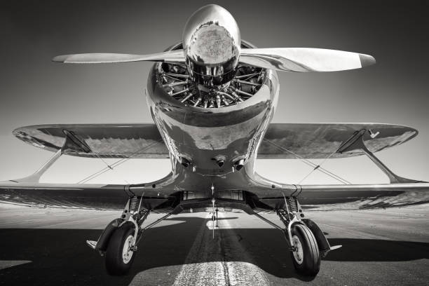 doppeldecker  - small airplane air vehicle propeller stock-fotos und bilder