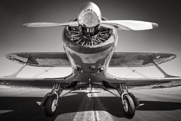 biplano  - small airplane air vehicle propeller fotografías e imágenes de stock