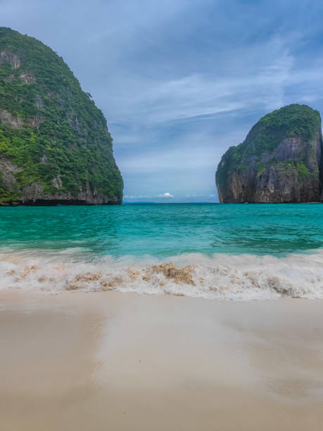 praia da baía de maya sem pessoas e ondas em uma ilha paraside phi phi le - maya bay - fotografias e filmes do acervo