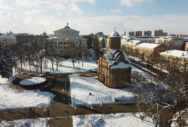 widok z lotu ptaka na pyatnytska lub paraskeva pyatnitsa church w czernihowie na ukrainie w słoneczny zimowy dzień. - czernichów zdjęcia i obrazy z banku zdjęć