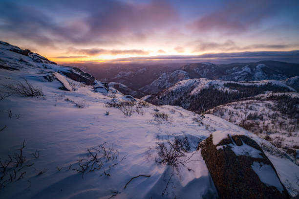 tramonto colorato sul parco nazionale grands-jardins - snowshoeing hiking mountain winter foto e immagini stock