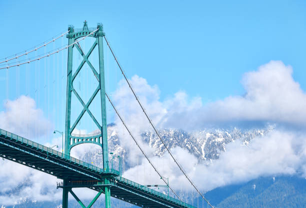 lion's gate bridge chmury i góry - district of north vancouver zdjęcia i obrazy z banku zdjęć