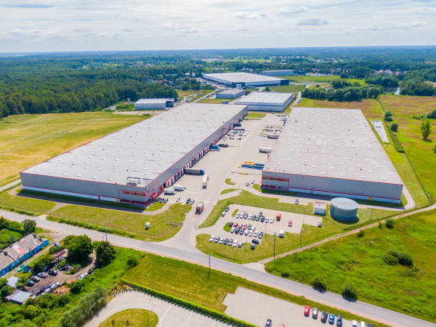 magazzini o fabbrica industriale o centro logistico dall'alto. vista aerea di edifici industriali e macchine per attrezzature. veduta aerea - industrial district foto e immagini stock