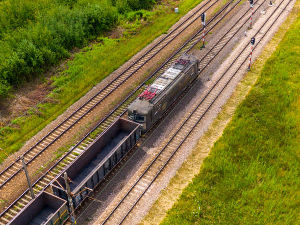 vista aérea de vagones de tren de mercancías en un gran campo de vías férreas. concepto de logística moderna. suministro de carbón - train coal mining australia fotografías e imágenes de stock