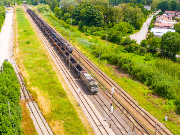 vista aérea de vagones de tren de mercancías en un gran campo de vías férreas. concepto de logística moderna. suministro de carbón - train coal mining australia fotografías e imágenes de stock