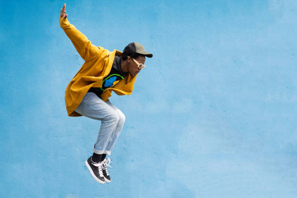 l'uomo che fa movimento di danza moderna contemporanea - dancing dancer hip hop jumping foto e immagini stock