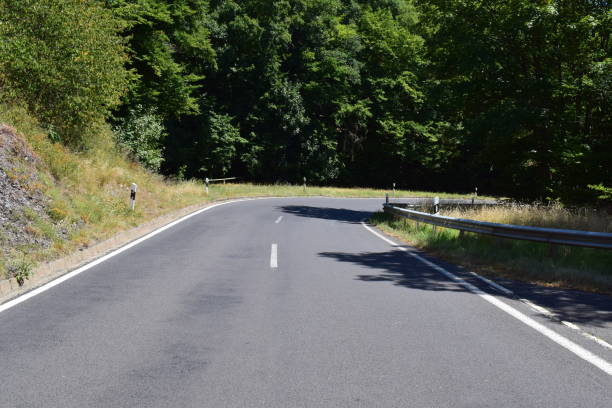 strada curva eifel, curva inversione a u - highway road street twisted foto e immagini stock