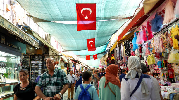 vida cotidiana en kemeralti bazaar, una zona de la ciudad de izmir - turquia bandera fotografías e imágenes de stock
