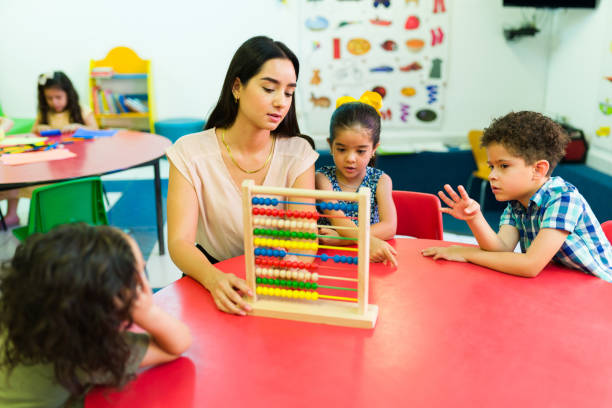 atrakcyjny przedszkolak uczący matematyki grupę dzieci - teacher child preschool mathematics zdjęcia i obrazy z banku zdjęć