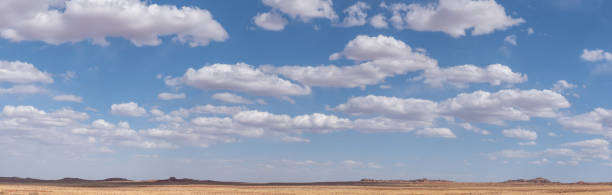 평평한 풍경 위에 모이는 구름 - winslow arizona 뉴스 사진 이미지