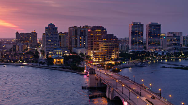 vista aérea de west palm beach, flórida ao pôr do sol - marina yacht florida sunset - fotografias e filmes do acervo