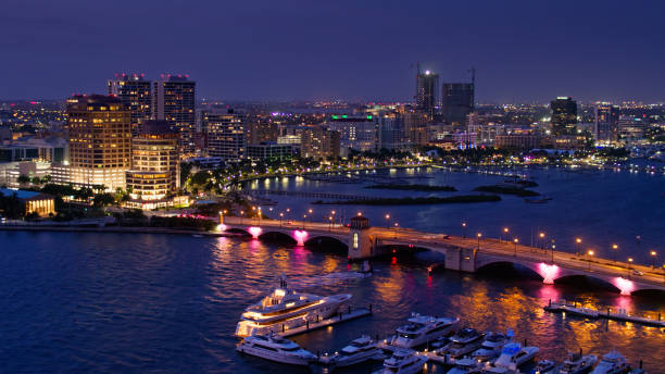 palm beach marina e west palm beach, flórida à noite - vista aérea - marina yacht florida sunset - fotografias e filmes do acervo