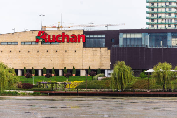 sklep auchan część centrum handlowego iulius mall z cluj napoca - shopping mall supermarket store sign zdjęcia i obrazy z banku zdjęć