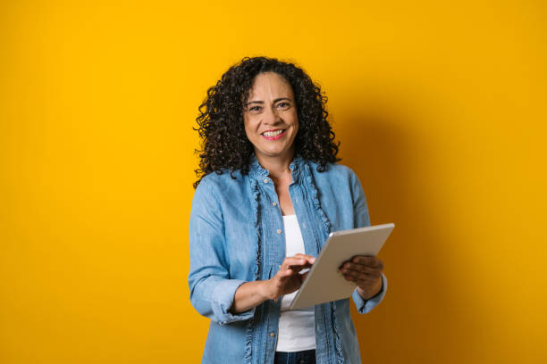 hispanische erwachsene geschäftsfrau porträt auf gelbem hintergrund in mexiko lateinamerika - business women computer cheerful stock-fotos und bilder
